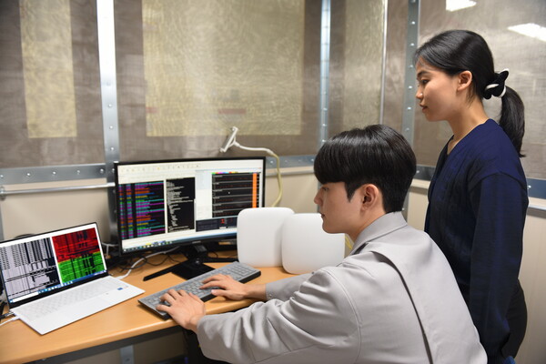 ▲삼성전자 임직원들이 이음5G 전용 장비의 성능을 검증하고 있다.