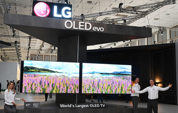 유럽 최대 가전전시회 ‘IFA 2022’에서 모델들이 세계 최대 올레드 TV인 LG전자 97형 올레드 에보 갤러리 에디션(OLED evo Gallery Edition, 모델명: 97G2)을 소개하고 있다.