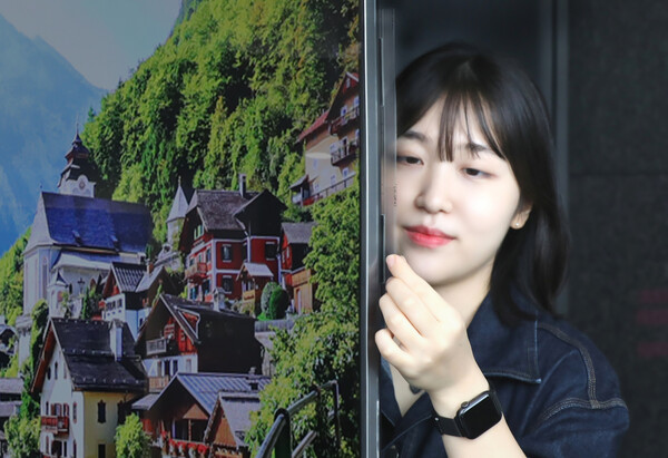 ▲사진은 투명 와이파이 안테나 시제품을 TV에 부착한 모습.