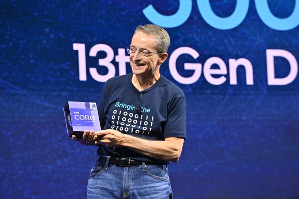 ▲13세대 인텔 코어 프로세서를 소개하는 팻 겔싱어 CEO.