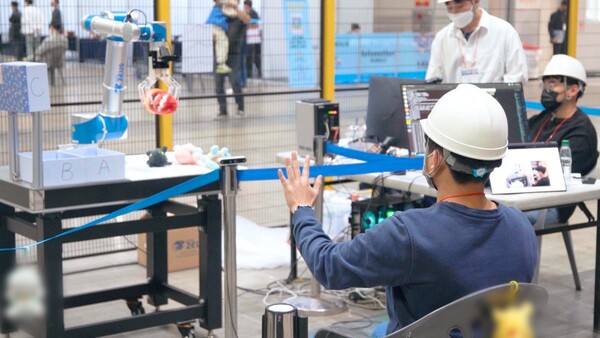 ▲제우스 산업용 로봇 ZERO 미션 챌린지 대회에서 참가자가 손동작을 이용해 로봇을 제어하고 있다.