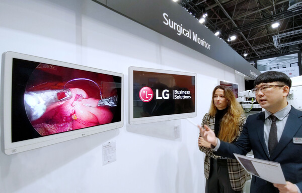 ▲관람객들이 독일 뒤셀도르프에서 현지시간 14일부터 나흘간 열리는 의료기기 박람회 '메디카(MEDICA 2022)'에서 LG전자 의료용 모니터 가운데 최초로 미니 LED를 적용한 수술용 모니터 신제품을 체험하고 있다.