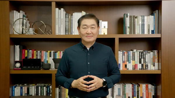 ▲삼성전자가 15일부터 이틀간 삼성전자 서초사옥에서 '삼성 소프트웨어 개발자 콘퍼런스 2022'를 개최한다. 행사 첫날 삼성전자 한종희 대표이사 부회장이 영상을 통해 개회사를 하고 있다.