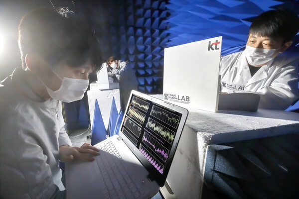 ▲KT 융합기술원 및 서울대학교 연구원이 RIS(지능형 반사 표면) 기술의 성능을 검증하는 모습.