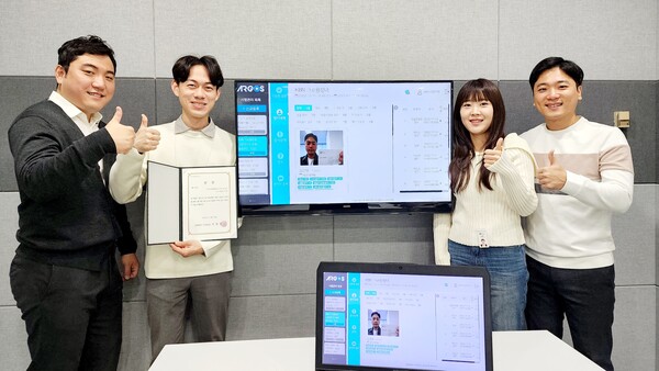 ▲‘그룹 CIO상’을 수상한 kt DS 직원들이 기념사진 촬영을 하는 모습.