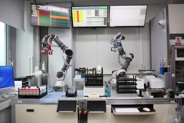무인으로 촉매 성능을 평가할 수 있는 자동화 실험실의 모습. 한국에너지기술연구원이 로봇을 활용한 촉매 성능 평가 자동화 실험실을 구축했다./사진=ETRI