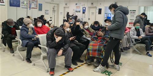 중국 베이징 병원 응급진료소에서 진료를 기다리는 환자들. /사진=경제관찰보