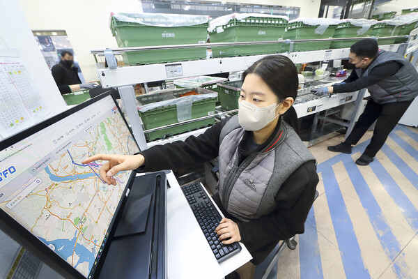 ▲롯데마트 강변점 직원이 리스포를 활용하는 모습.