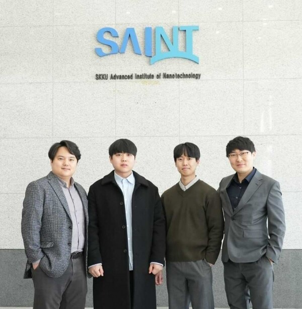성균나노과학기술원의 안성필 교수(왼쪽부터)와 김기용 박사과정생, 이상수 박사과정생, 전일 교수.