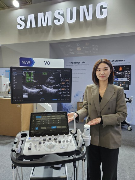 ▲삼성 직원이 23일 서울 삼성동 코엑스에서 열린 '제 38회 국제의료기기·병원설비전시회' 삼성 부스에서 프리미엄 초음파 진단기기 'V8'을 선보이고 있다.