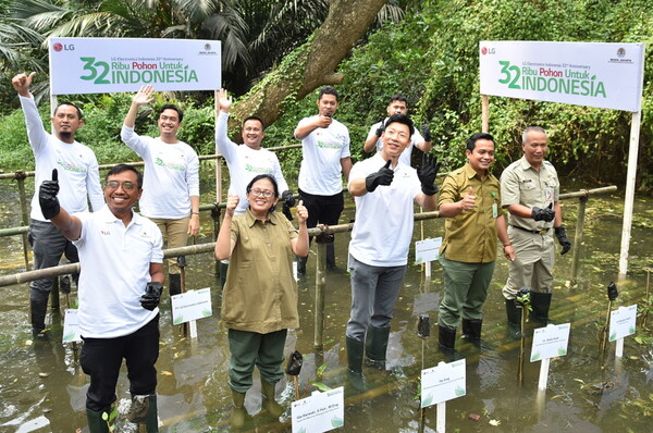 ▲사진은 LG전자 인도네시아법인 직원들이 자카르타 인근 지역에서 나무심기 캠페인을 펼치는 모습.