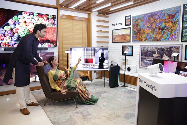 ▲삼성전자 모델이 인도 방갈로르 삼성 오페라 하우스에서 열린 2023년 Neo QLED 제품 공개 행사에서 다양한 삼성 TV 신제품들을 선보이고 있다.