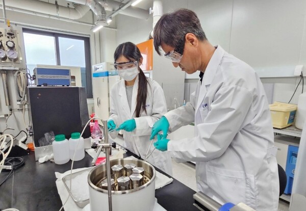 농업 폐기물 산처리 최적화 실험을 위해 소형 반응기를 작동하는 연구진들. /사진=한국에너지기술연구원
