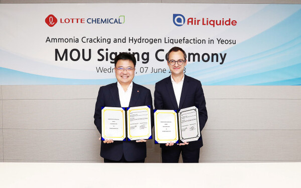 ▲왼쪽부터 롯데케미칼 황진구 수소에너지사업단장, 에어리퀴드코리아 니콜라 푸아리앙 대표.