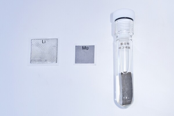 리튬 금속 음극(왼쪽), 왼쪽 리튬 금속 음극과 동일한 용량이지만 크기가 작은 마그네슘 음극(가운데), 화학적 활성화 용액에 담겨져 있는 마그네슘 음극(오른쪽)./사진=KIST