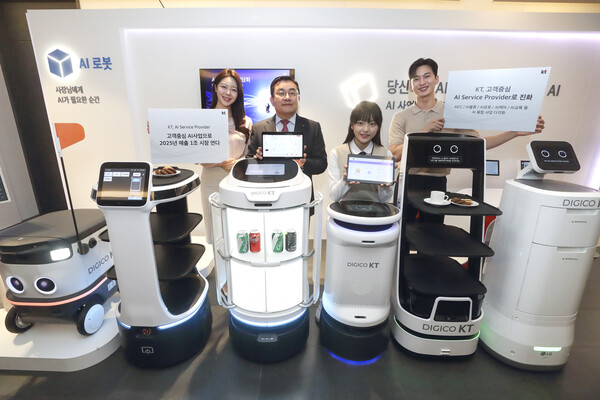 ▲노보텔 앰배서더 서울 동대문에서 KT AI/DX융합사업부문장 송재호 부사장이 AI 사업 기자간담회에 앞서 실내외 배송, 서빙, 방역 로봇을 소개하고 있다.