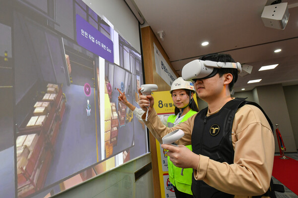 현대모비스 임직원들이 가상현실(VR) 장비를 착용해 사고 상황을 체험하고 안전 교육을 받고 있는 모습. /사진=현대모비스