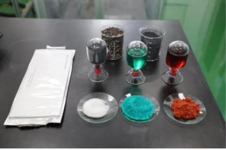 폐배터리셀(왼쪽)에서 분리 추출한 탄산리튬(흰색), 황산니켈(청록색), 황산코발트(붉은색) 원료./사진=지질자원연