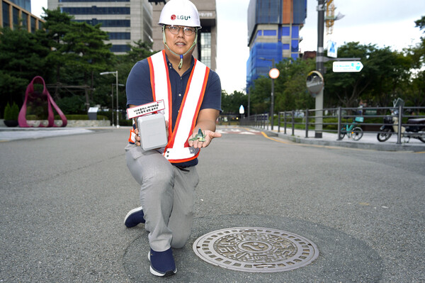 ▲사진은 LG유플러스 직원이 지향성 지중 안테나 특허기술을 적용한 수도원격 검침 솔루션을 소개하고 있는 모습.