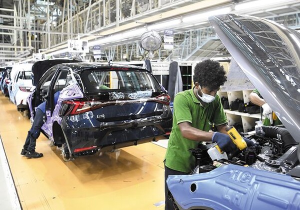 인도 첸나이에 있는 현대차 공장에서 직원들이 현지 인기 소형 해치백 모델인 i20을 조립하고 있다. /사진=현대차