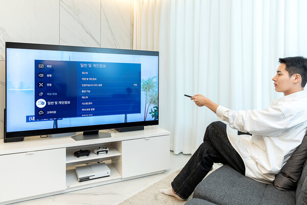 ▲삼성전자 모델이 삼성 TV에 기본 탑재된 접근성 기능을 설정하는 사진.