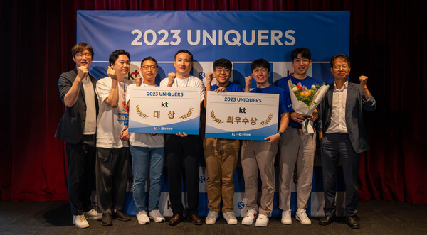 ▲(왼쪽부터) KT 전략기획실 배한철 상무, KT 기가젠트팀, KT 블루헤븐팀, KT 융합기술원장 김이한 전무가 행사 후 기념 촬영을 하는 모습.
