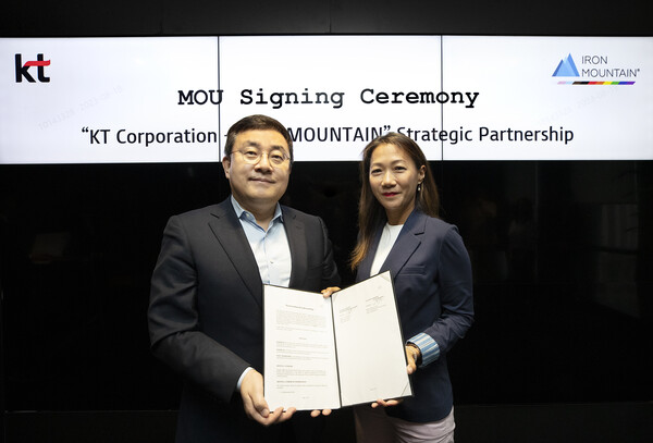 ▲18일 서울 송파구 KT송파타워에서 열린 업무협약식에서 KT AI/DX융합사업부문장 송재호 부사장(왼쪽)과 아이언마운틴 APAC 비즈니스 총괄 조이스 하우시엔 부사장(오른쪽)이 기념사진을 촬영하고 있다.