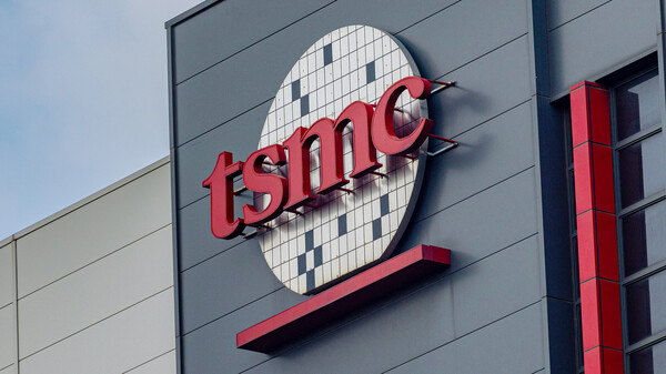 TSMC는 팹에서 사용하던 퇴역 설비들을 FO-WLP 라인에서 활용한 덕분에 L/S를 구현할 수 있었다. /사진=TSMC