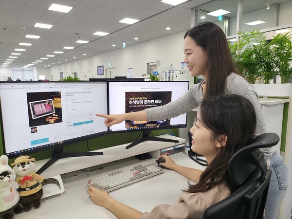 ▲삼성 직원들이 '추석 맞이 온라인 장터'에서 국내산 수산물을 구입하는 모습.