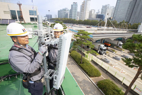 ▲사진은 KT 네트워크 직원들이 서울 톨게이트 인근에 있는 통신 기지국의 사전 품질 점검을 진행하고 있는 모습.
