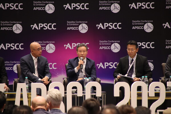 ▲KT SAT 송경민 대표가 APSCC 2023 행사서 다중궤도 위성 서비스 준비 성과를 공유하고 있다.
