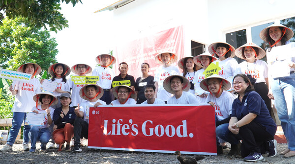▲사진은 베트남 호아빈에 위치한 투네 꼬뮨 마을에서 열린 LG 희망마을 67번째 주택 헌정식에서 수혜자(사진 두 번째 줄 가운데)와 기념 촬영 중인 모습.