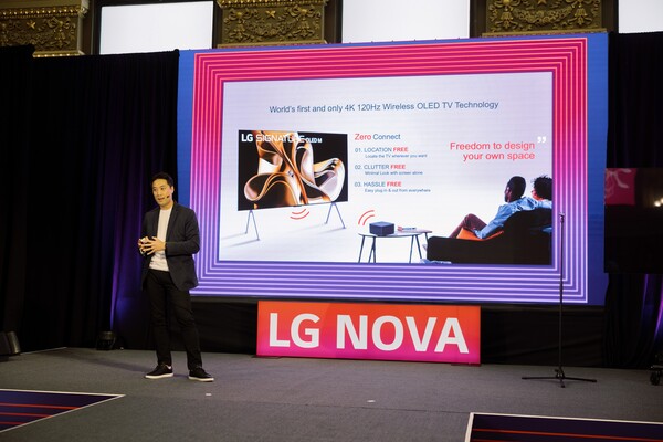 ▲현지시각 25일 미국 샌프란시스코에서 열린 ‘이노베이션 페스티벌 2023’에서 LG전자 북미법인 HE고객가치활성화팀 데이비드 박(David Park) 팀장이 참가한 기업들에게 LG TV의 방향성에 대해 설명하고 있다.