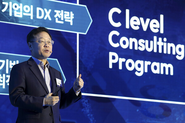 ▲KT Enterprise부문장 신수정 부사장이 ‘DX Summit 2023’ 콘퍼런스에서 ‘고객의 통신, 클라우드, AI Transformation 파트너’를 주제로 노트 발표를 하고 있다.
