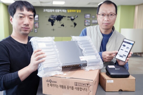 ▲사진은 LG유플러스 직원이 새로 도입한 네트워크 장비 친환경 포장재를 소개하고 있는 모습.