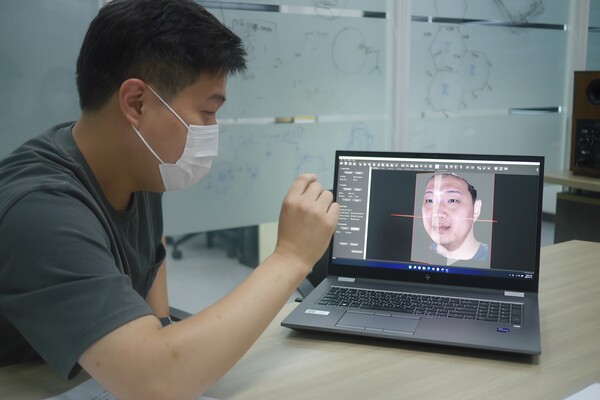 ▲국내 3D 얼굴 데이터 기업 '모르페우스' 관계자가 Z by HP 제품을 사용하고 있다.