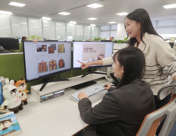 ▲29일 삼성전자 직원들이 온라인 장터에서 상품을 구매하는 모습.