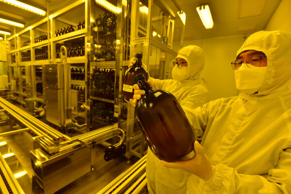 동진쎄미켐 직원이 KrF용 포토레지스트 출하를 앞두고 최종적으로 살펴보고 있다. /사진=동진쎄미켐