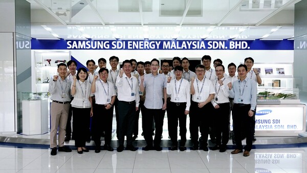 ▲2.9(금) 이재용 삼성전자 회장이 말레이시아 스름반 SDI 생산법인에서 현지 근무자들과 기념 사진을 촬영했다.