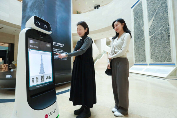 ▲서울 이촌동 소재 국립중앙박물관에서 U+안내로봇의 설명을 듣고 있는 LG유플러스 모델의 모습.
