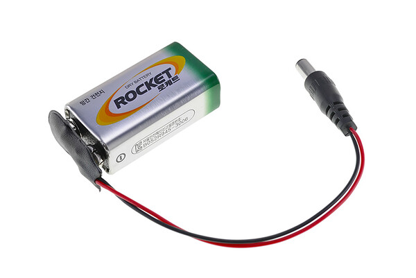 일반 수평형 LED는 9V 건전지처럼 전극이 한 쪽으로 쏠린 구조다. 전극을 연결하기 용이하다.