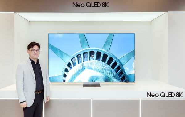 ▲삼성전자 모델이 역대급 성능의 '3세대 AI 8K 프로세서'를 탑재한 2024년형 Neo QLED 8K TV 신제품을 소개하고 있다.