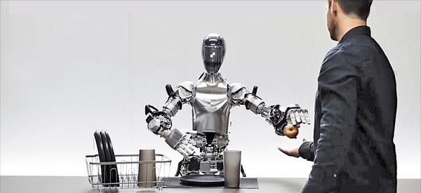 ▲미국 오픈AI와 로봇 스타트업 피규어AI가 협력해 만든 휴머노이드 로봇이 사과를 집어 개발자에게 건네고 있다.=피규어AI 유튜브 영상 캡처