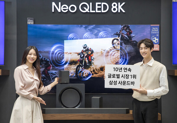 ▲삼성전자 모델이 사운드바 10년 연속 글로벌 시장 1위 달성을 기념하며, 2024년형 사운드바 'HW-Q990D'와 2024년형 Neo QLED 8K 제품을 소개하고 있다.