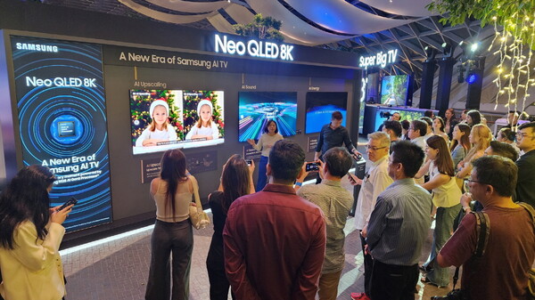 ▲방문객들이 삼성전자 2024년형 Neo QLED 8K 제품 설명을 듣고 있다.