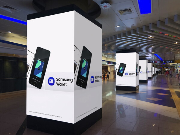 ▲4월 9일 신분당선 강남역의 '삼성월렛' 디지털 옥외 광고 모습 