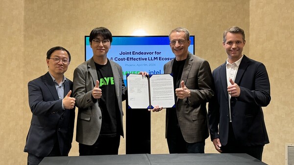 ▲(왼쪽부터)이동수 네이버클라우드 하이퍼스케일 AI담당이사, 하정우 네이버클라우드AI 이노베이션센터장, 팻 겔싱어(Pat Gelsinger) 인텔 CEO, 저스틴호타드(Justin Hotard) 인텔 수석부사장, 데이터센터 및 AI그룹 총괄이 '인텔-네이버 협약식'에서 기념촬영하고 있다.[사진=인텔 제공]