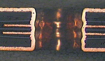 PCB의 비아홀 도금은 내벽을 도금하는 형태다. 홀 내부 공간을 가득 채우려면 홀 상단에 과도금이 일어난다.