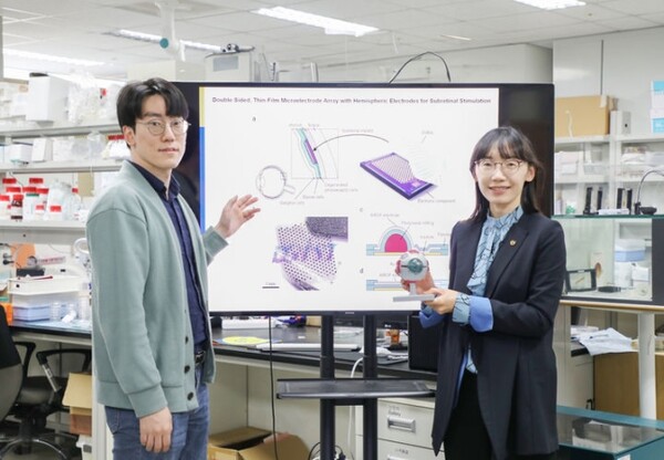 DGIST 로봇및기계전자공학과 김남주 박사과정생(왼쪽), 김소희 교수.