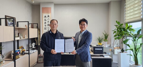 사진 왼쪽부터 코셈 이준희 대표이사, 리암솔루션 김진철 대표.